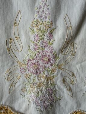 Vintage 38” Embroidered Floral Table Runner Yellow Lace Trim Cottagecore‎ Granny